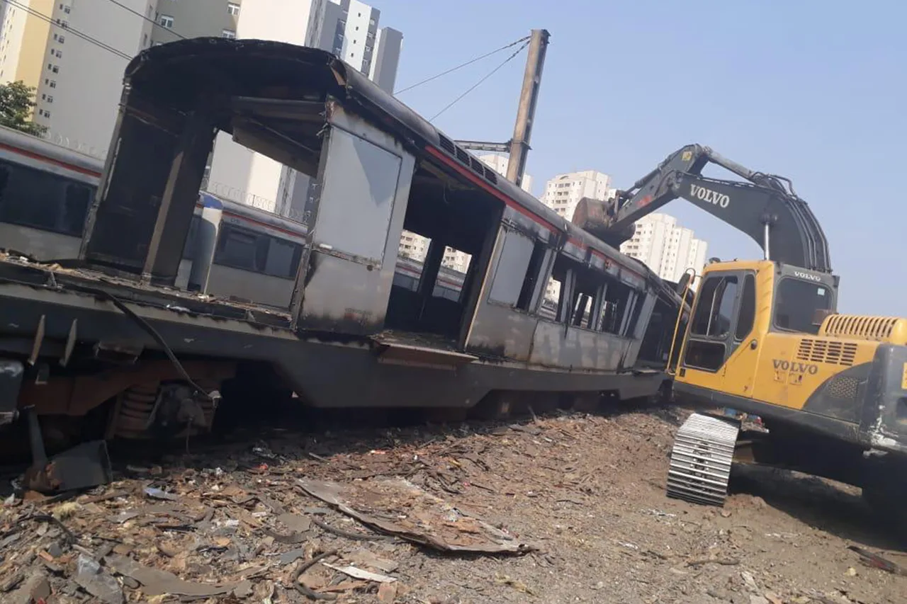 Cortes e Reciclagem de Vagões e Locomotivas - imagem 6